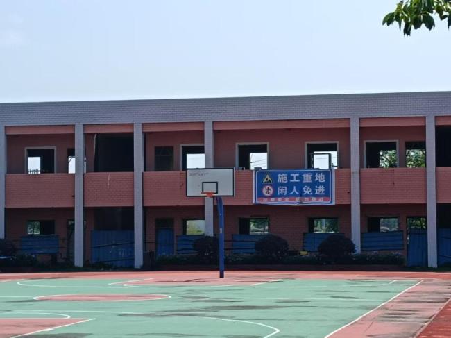 青年捐建教学楼烂尾12年后续 终于动工修缮