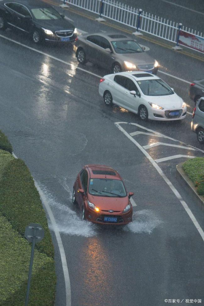 高速交警硬核喊话龟速压道车 慢不等于安全