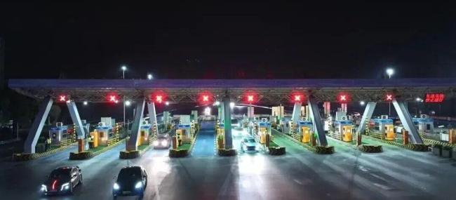 最后6分钟卡点下高速怒省300元 车主极限操作省钱记