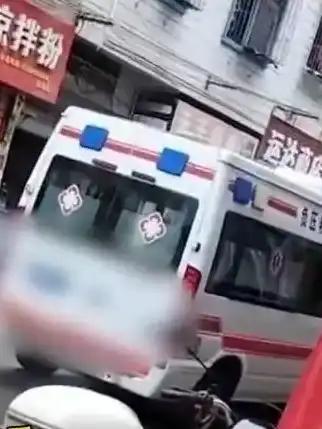 救护车亮警灯进店吃粉?当地回应