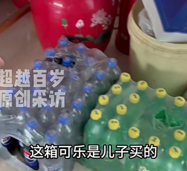 101岁阿公爱喝可乐雪碧整箱囤着喝 百岁人生自在享
