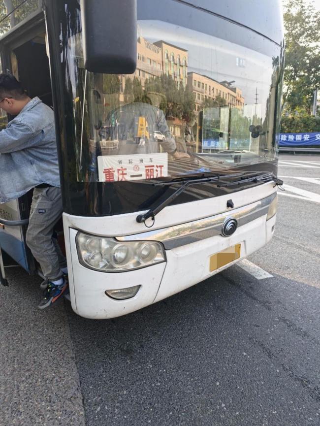 重庆小伙到丽江旅游坐22小时大巴返程
