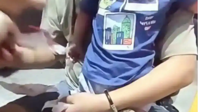 幼童跟在妈妈身后登车掉进站台缝隙