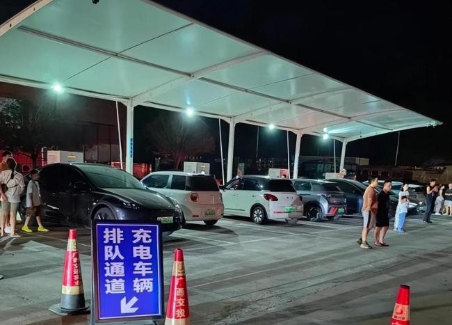 高速超充一到节假日就“掉链子”吗 排队几小时成常态