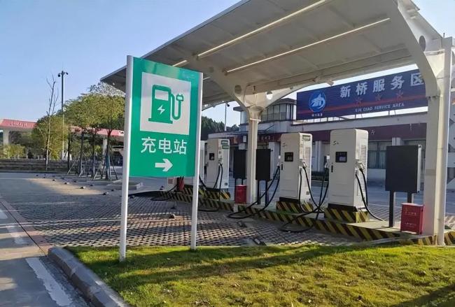 高速超充一到节假日就“掉链子”吗 排队几小时成常态