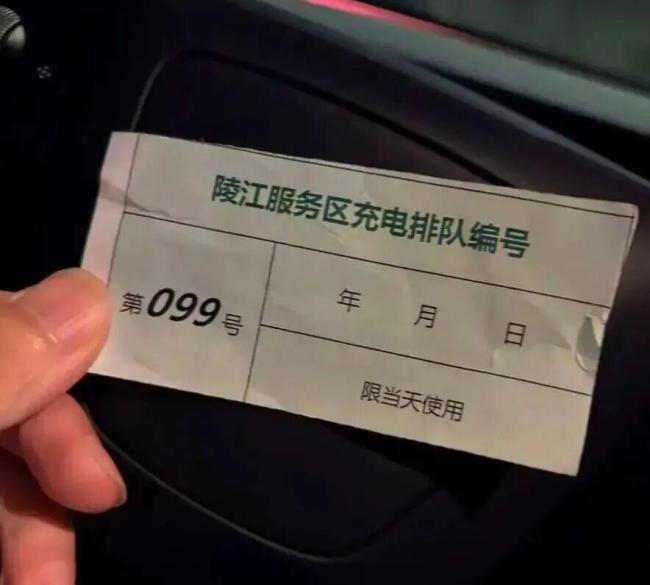 高速超充一到节假日就“掉链子”吗 排队几小时成常态
