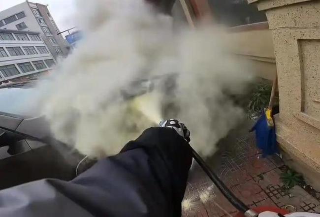 救火小伙获大奖!张雪送车邀观赛