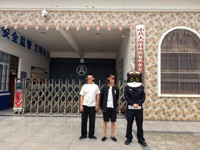 两男子酒后滋事袭击民警被拘