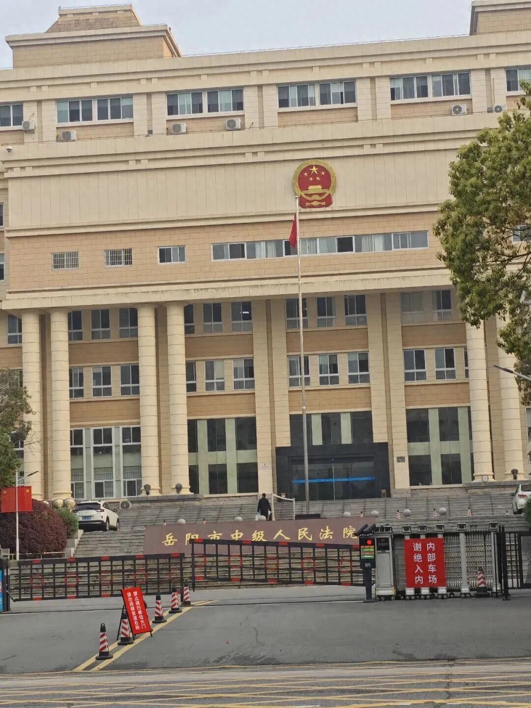 “男子地库射杀发小案”二审开庭，被告人一审被判处死刑，受害者姐姐：相信法院会作出公正判决