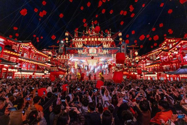 山河奔赴 “数”观假日经济活力 消费市场热潮涌动