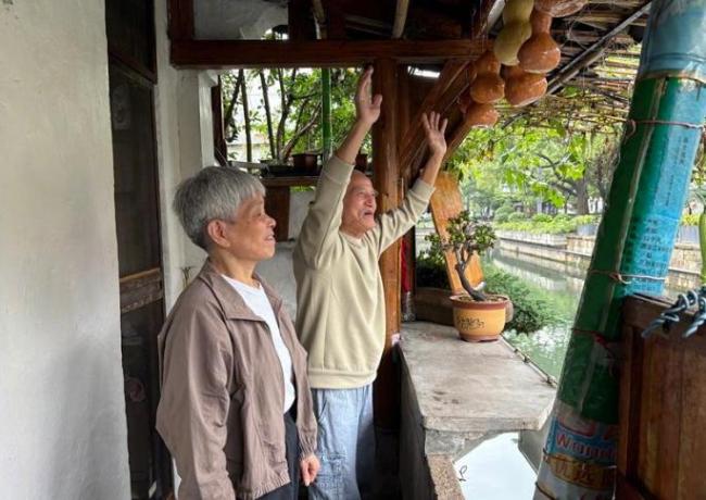 葫芦娃爷爷不忍游客跑空排班互动 真心换真心