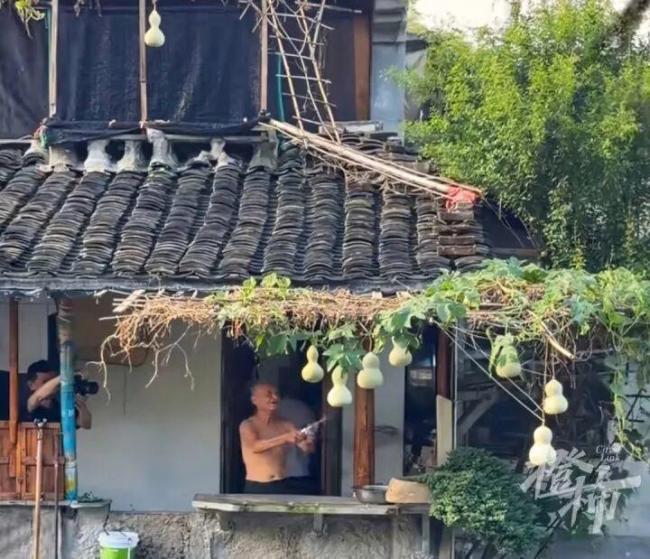 葫芦娃爷爷不忍游客跑空排班互动 真心换真心