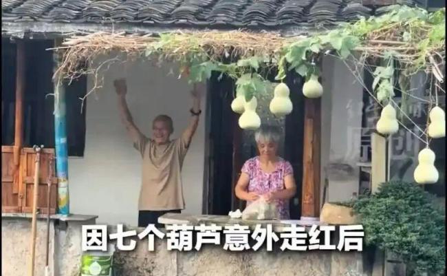 葫芦娃爷爷不忍游客跑空排班互动 真心换真心
