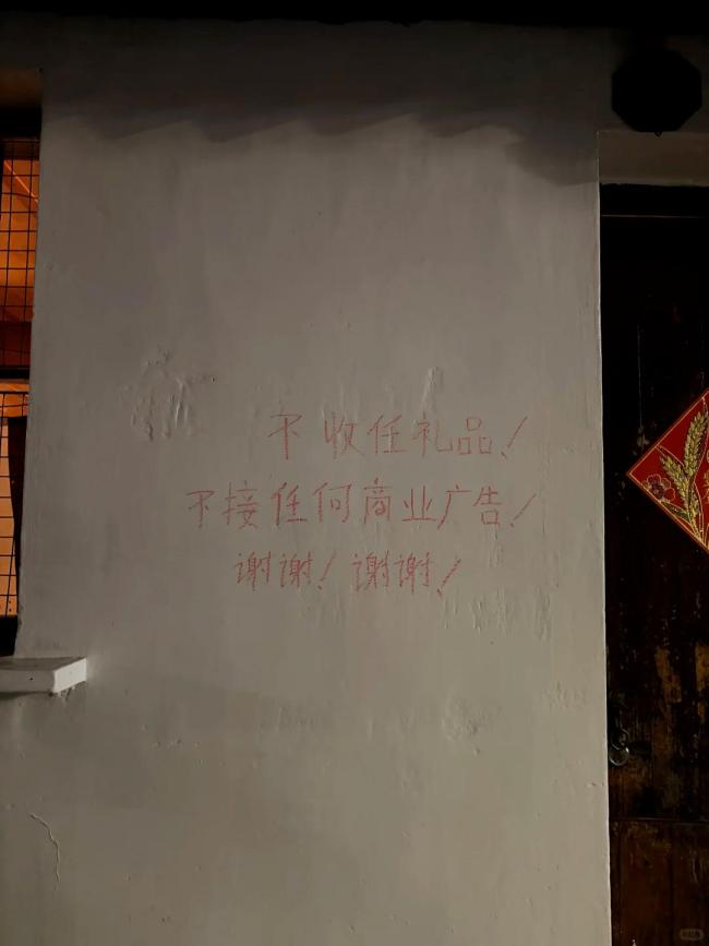 葫芦娃爷爷不忍游客跑空排班互动 真心换真心
