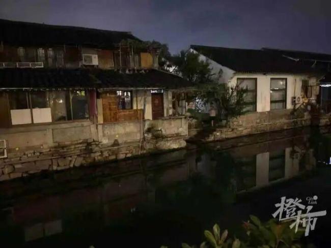 葫芦娃爷爷不忍游客跑空排班互动 真心换真心