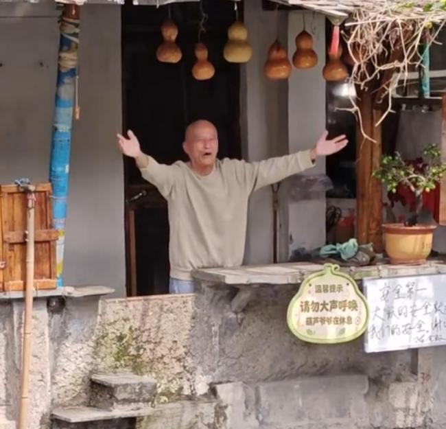 葫芦娃爷爷不忍游客跑空排班互动 真心换真心