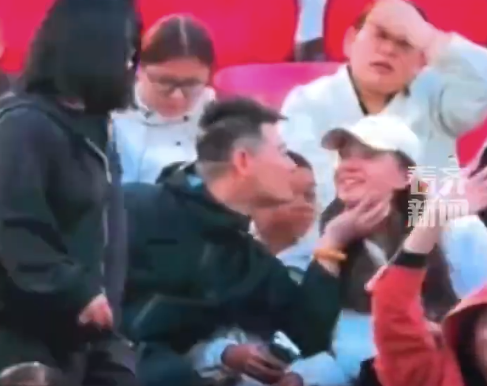 爸爸演唱会推开儿子亲吻妻子 网友：父母是真爱孩子是意外