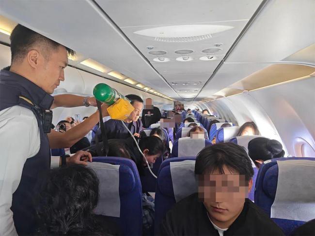 飞往北京的航班上,多名援疆医生挺身而出展开生死营救 万米高空的凡人善举