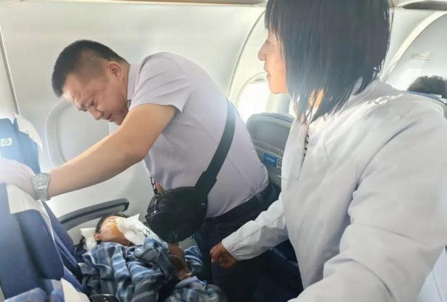 飞往北京的航班上,多名援疆医生挺身而出展开生死营救 万米高空的凡人善举