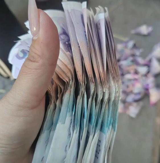 网友捡到疑似花束拆出的纸币 72张5元真伪待鉴定