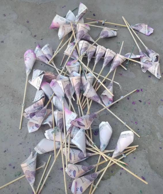 网友捡到疑似花束拆出的纸币