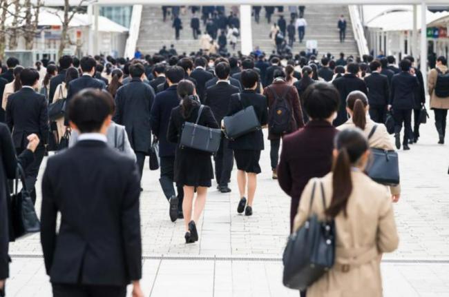 日本企业抢人应届生月薪暴涨