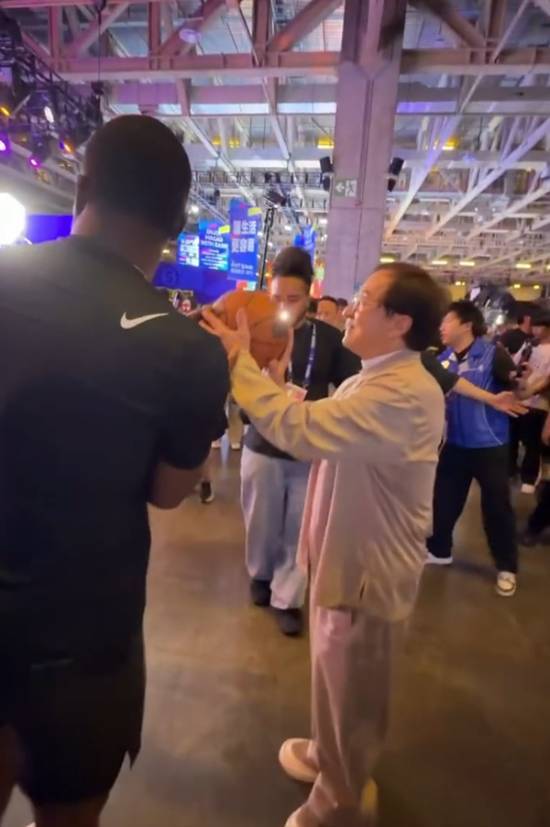 成龙现身NBA中国赛