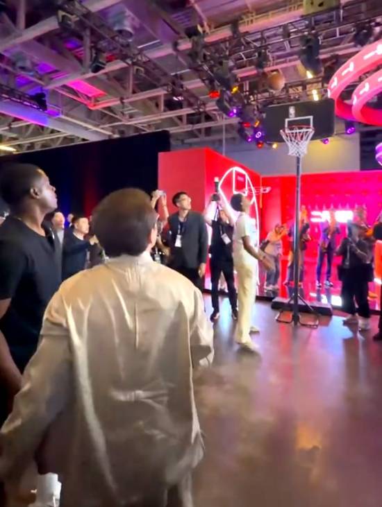 成龙现身NBA中国赛 功夫巨星展露投篮手感