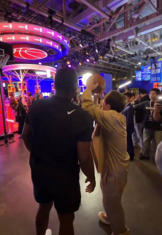 成龙现身NBA中国赛 功夫巨星展露投篮手感
