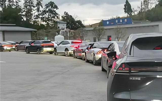 高速公路新能源汽车充电更快了 国庆假期充电量创新高