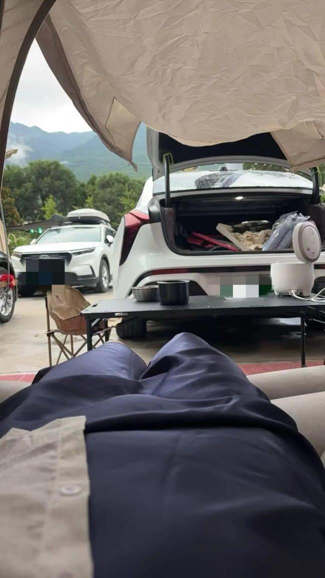 假期“床车旅行”成出行新选择 省钱又灵活