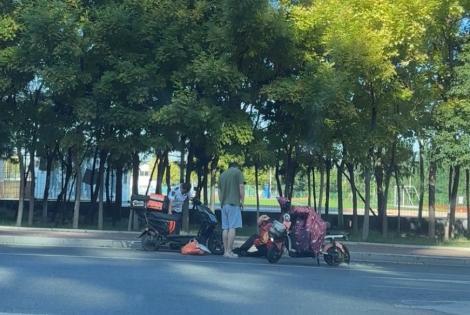 驾驶员路遇外卖员摔倒伸援手