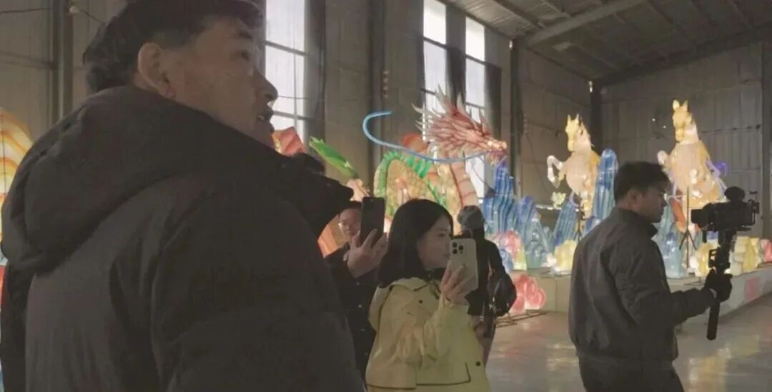 困在镜头里的大衣哥,成了朱楼村的“楚门”