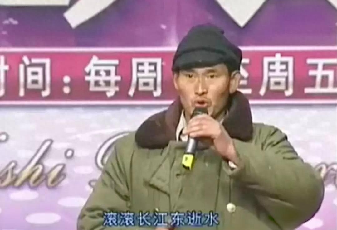 困在镜头里的大衣哥,成了朱楼村的“楚门”