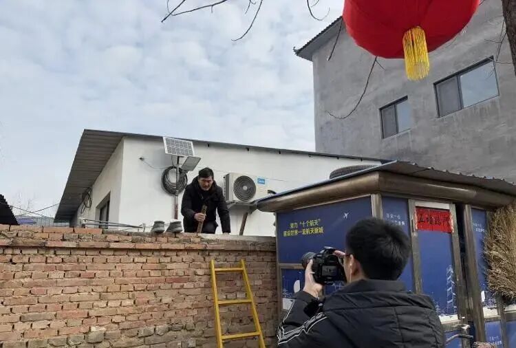 困在镜头里的大衣哥,成了朱楼村的“楚门”
