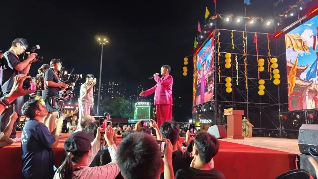 困在镜头里的大衣哥,成了朱楼村的“楚门”
