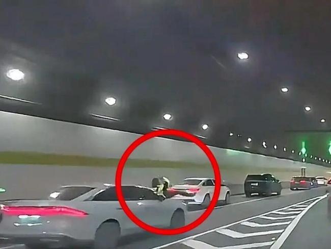 司机疑似开车“走神”撞上交警