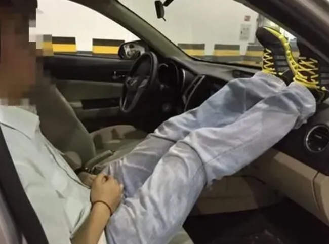返程高峰,坐车千万别用这个姿势!可能违法更是赌命