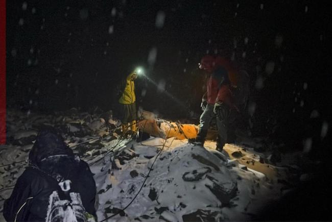 两大学生擅闯哈巴雪山救援细节曝光 25小时生死营救