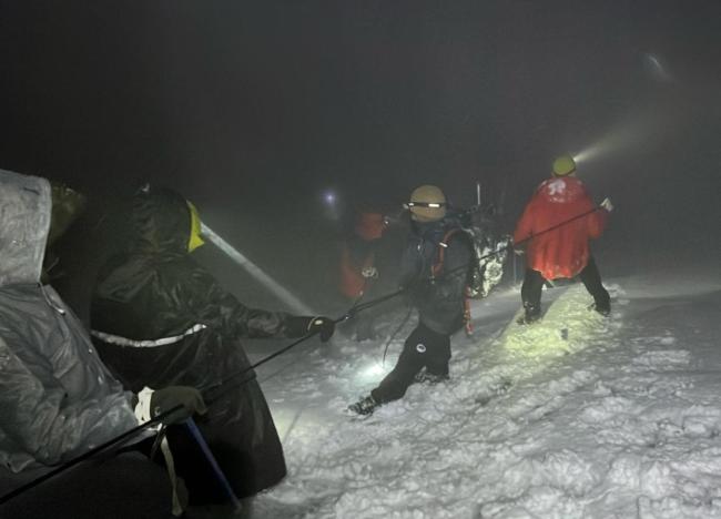 两大学生擅闯哈巴雪山救援细节曝光 25小时生死营救