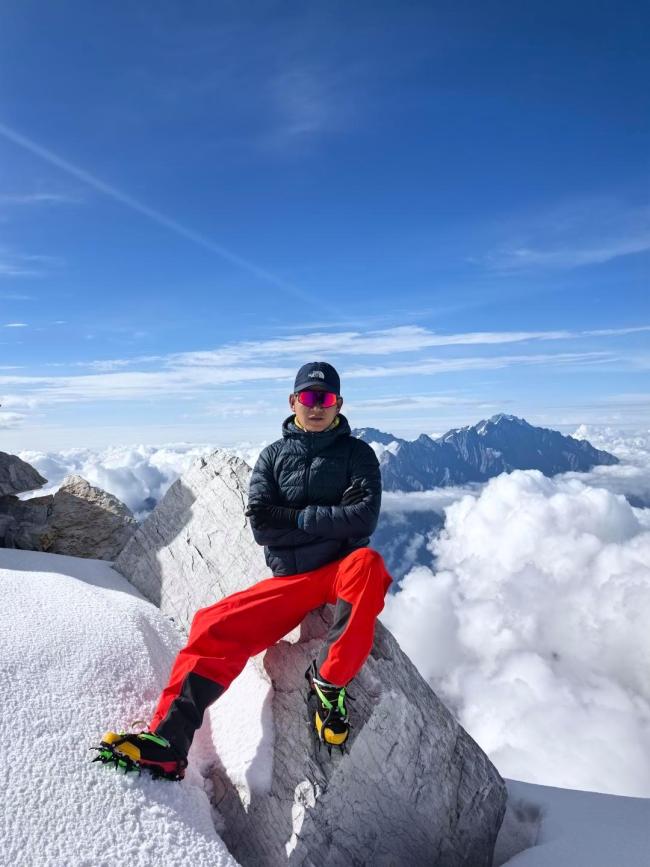 两大学生擅闯哈巴雪山救援细节曝光 25小时生死营救