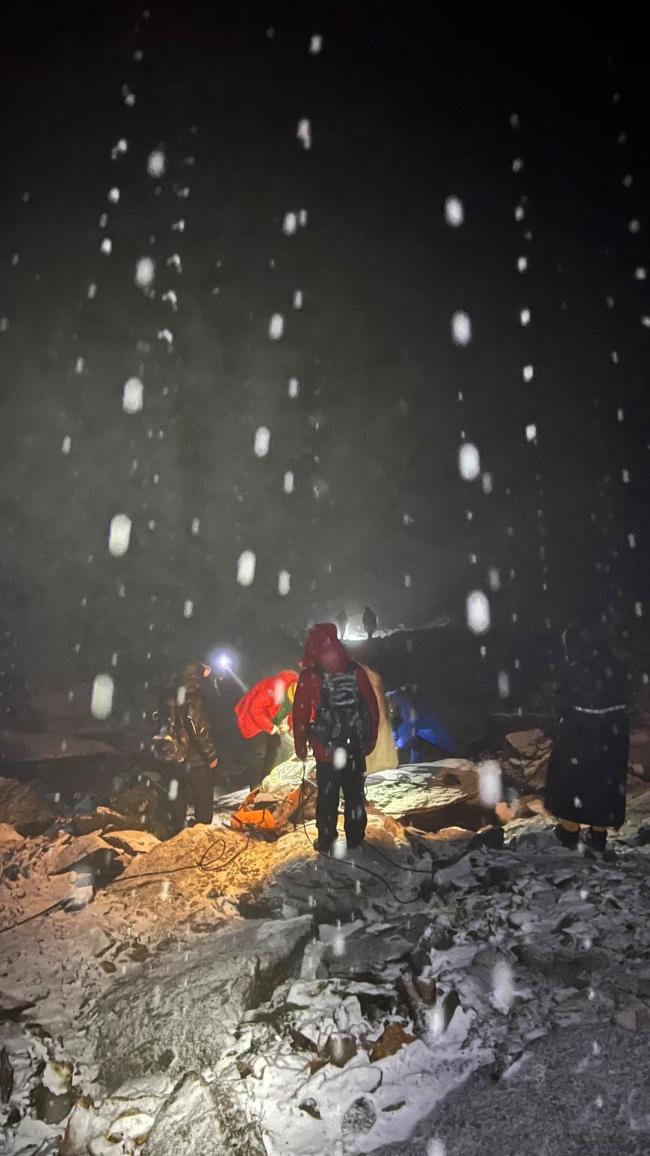 两大学生擅闯哈巴雪山救援细节曝光 25小时生死营救