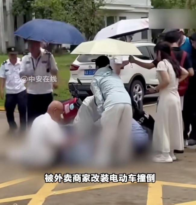 女大学生校内被外卖改装电车撞倒离世 责任认定引发争议