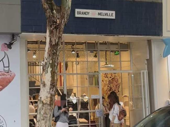 BM安福路店取消试衣引争议 消费者权益受挑战