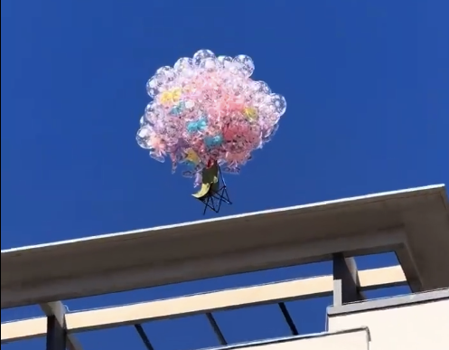 气球摊一不留神椅子飞上天 气球带椅子上演飞屋环游记