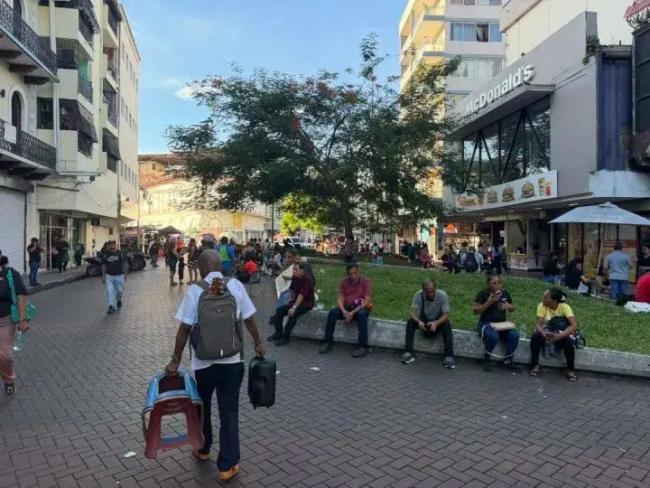 巴拿马强震 有人一口气跑下48楼 余震频发引发恐慌