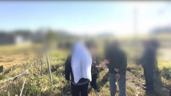 出殡途中遭村民索要400元过路费,家属报警后仍支付200元才放行 拦路收费引争议