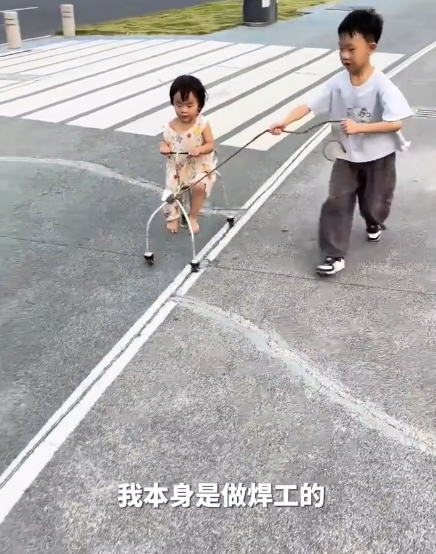 焊工爸爸用废弃铁锅给女儿做小车 创意满满获赞无数