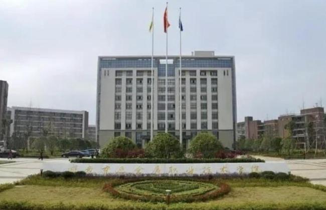 媒体:高校失误不该让学生买单