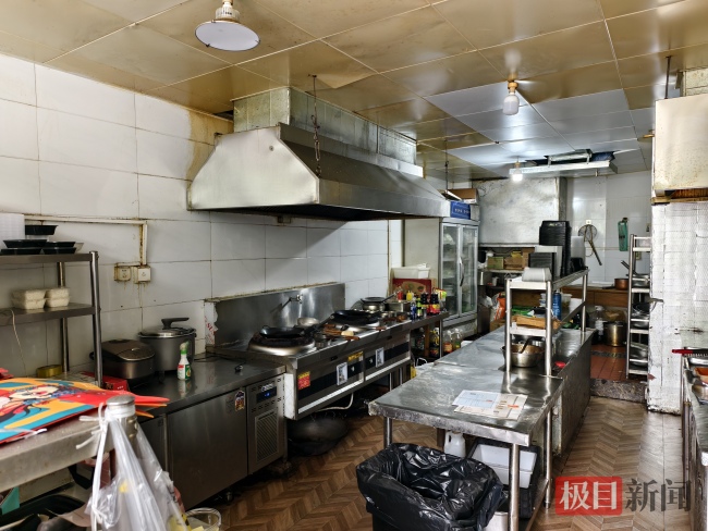 烧烤店厨师漱口水吐锅边被直播抓拍 违规行为引争议